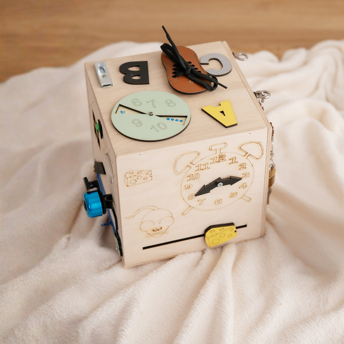 Interaktiver Montessori Multi-Aktivitäten-Würfel